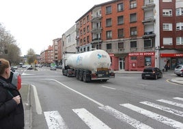 Camiones circulando por la avenida Príncipe de Asturias, en La Calzada.
