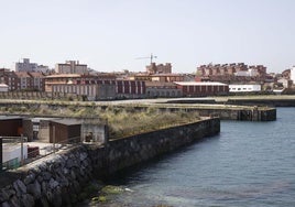 Vista de los terrenos del antiguo astillero de Naval Gijón por donde discurre la franja costera motivo de disputa entre el Ayuntamiento y la Autoridad Portuaria de Gijón