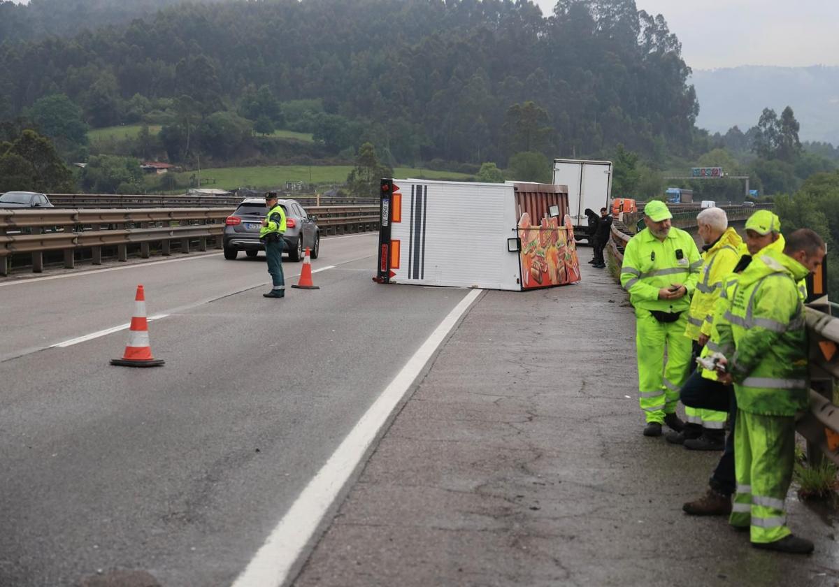 El vuelco de un remolque provoca dos horas de atasco en la autopista 'Y'