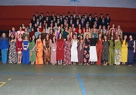 Posado de los alumnos graduados en el Colegio de los Jesuitas de Gijón.