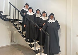 Sor Elizabeth, Sor Ernestina, Sor Guadalupe, Sor Enriqueta y Sor Laura, las Agustinas recoletas de Oviedo.