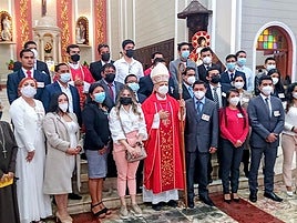 José Luis, hermano de Stephanie, el único sin mascarilla, el día de la Confirmación oficiada por el entonces Obispo de Chiclayo, en junio de 2022