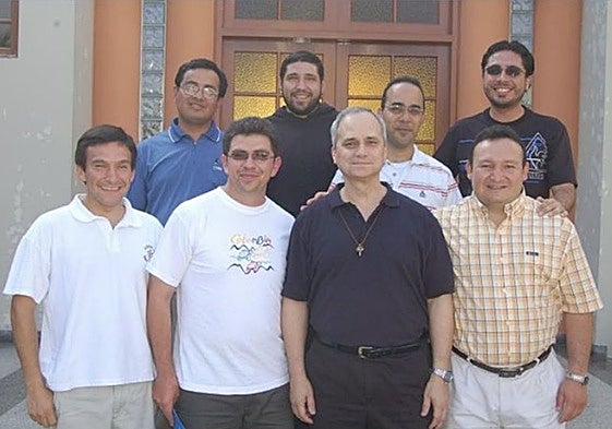 José Barboza, a la izquierda, junto a Prevost (segundo por la derecha).