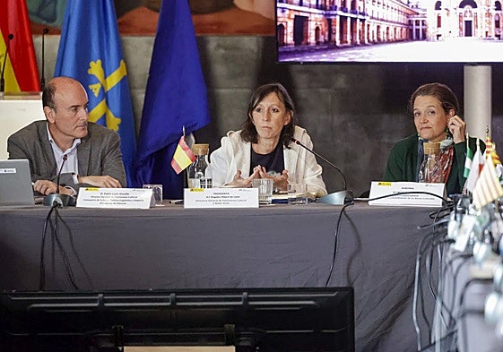 Pablo León, director de Cultura y Patrimonio del Principado; Ángeles Albert, directora de Patrimonio Cultural del ministerio, y María Agúndez, subdirectora de Gestión y Coordinación de Bienes Culturales.