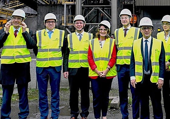 Van Poelvoorde, tercero por la izquierda, junto a los comisarios Teresa Ribera y Stéphane Séjourné, en la planta de Arcelor de Gante.
