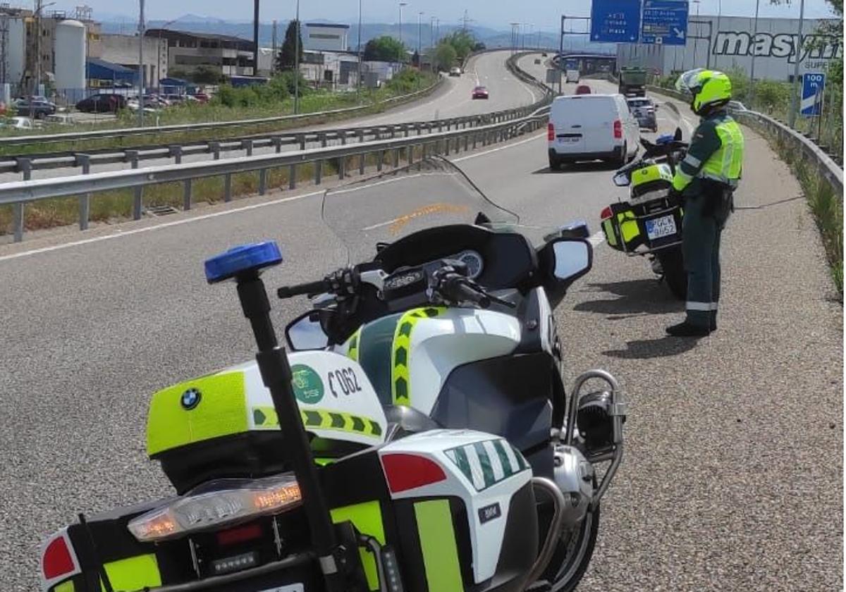 Investigados por conducir compitiendo entre ellos durante 15 kilómetros por la AS-II y provocar una colisión con un herido grave