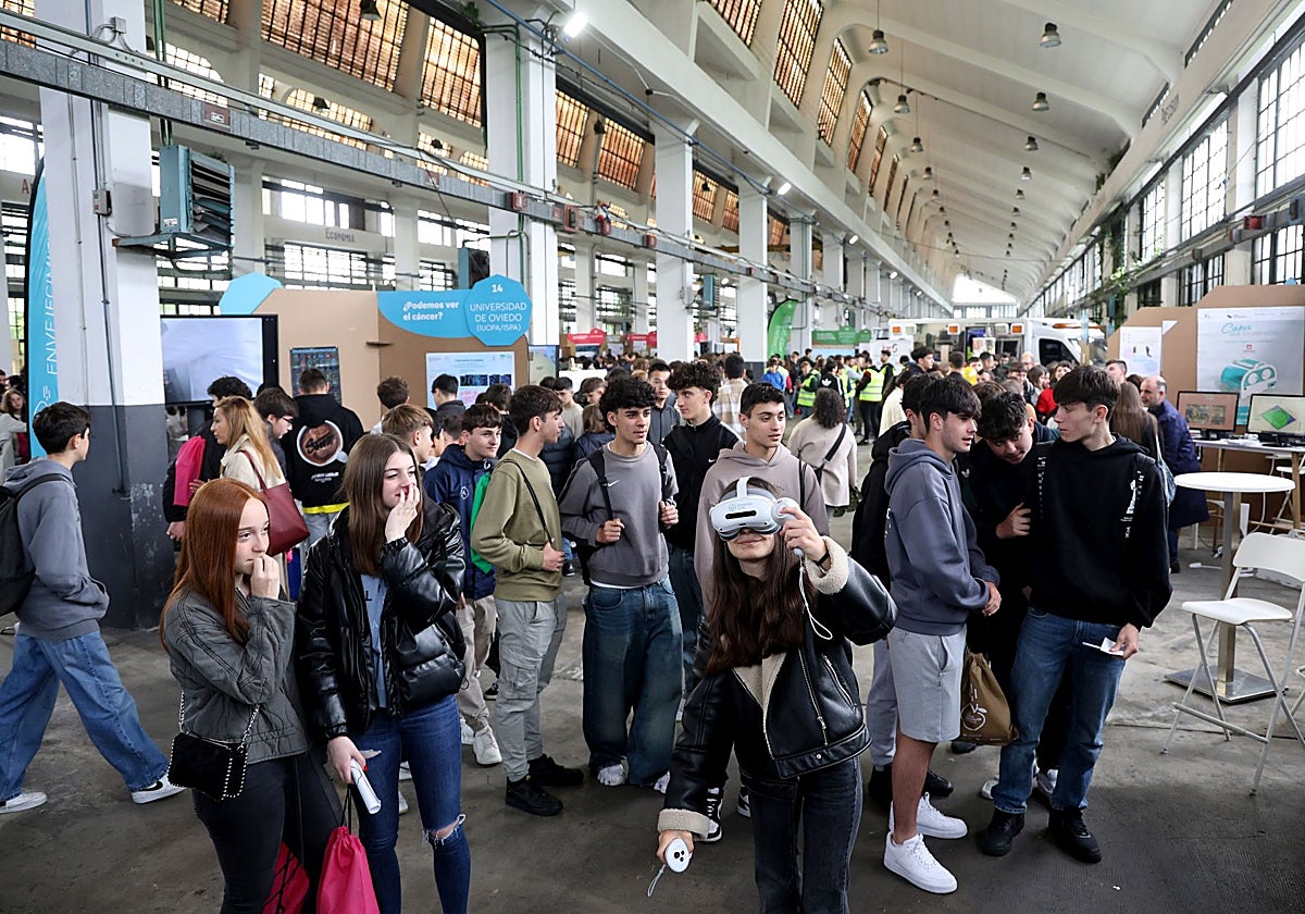 Una joven, con gafas de realidad virtual, en la nave de cañones de La Vega.