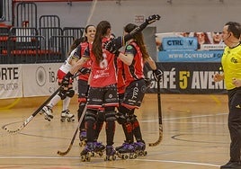 Las jugadoras del Telecable celebran uno de los goles.