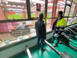 Iván Fernández y Jorge Suárez observan la marcha de las obras.
