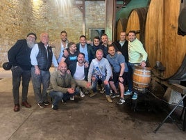 Rodri Buznego, con la banda de cumpleaños, un grupo de amigos y su padre Abel, en el llagar de Frutos.