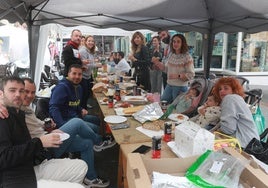 La lluvia fue el invitado no deseado de la comida en la calle lavianesa, a la que muchos grupos combatieron con toldos, plásticos y cenadores
