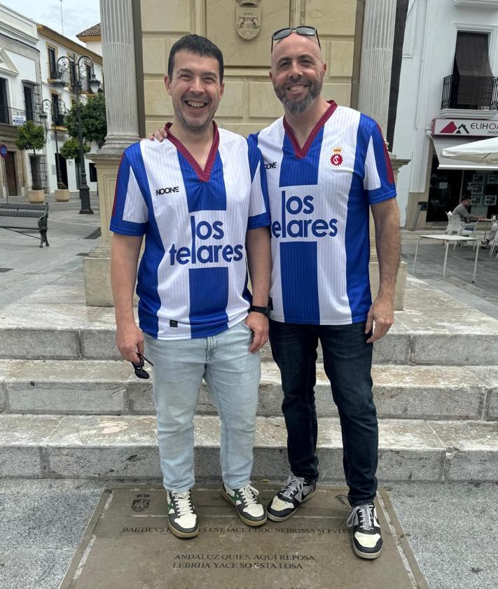 Imagen secundaria 2 - La afición del Real Avilés se hace notar en las calles de Lebrija