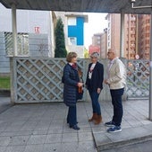 La alcaldesa Mariví Monteserín saluda a la consejera de Salud, Concepción Saavedra, y al gerente del área sanitaria III, Miguel Rodríguez.