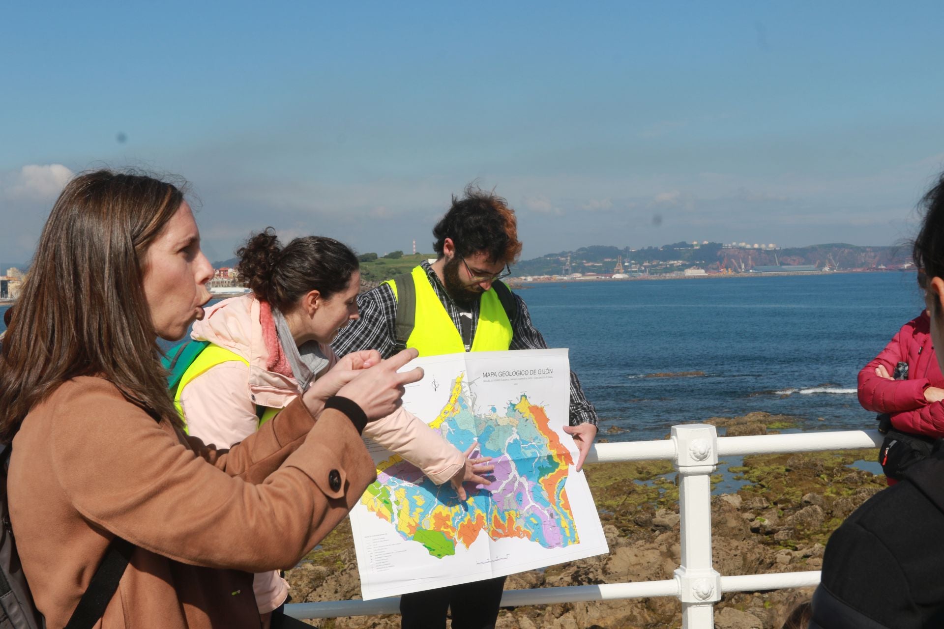 Clase desde la Lloca hasta el Elogio para conocer lo que esconde el suelo de Gijón