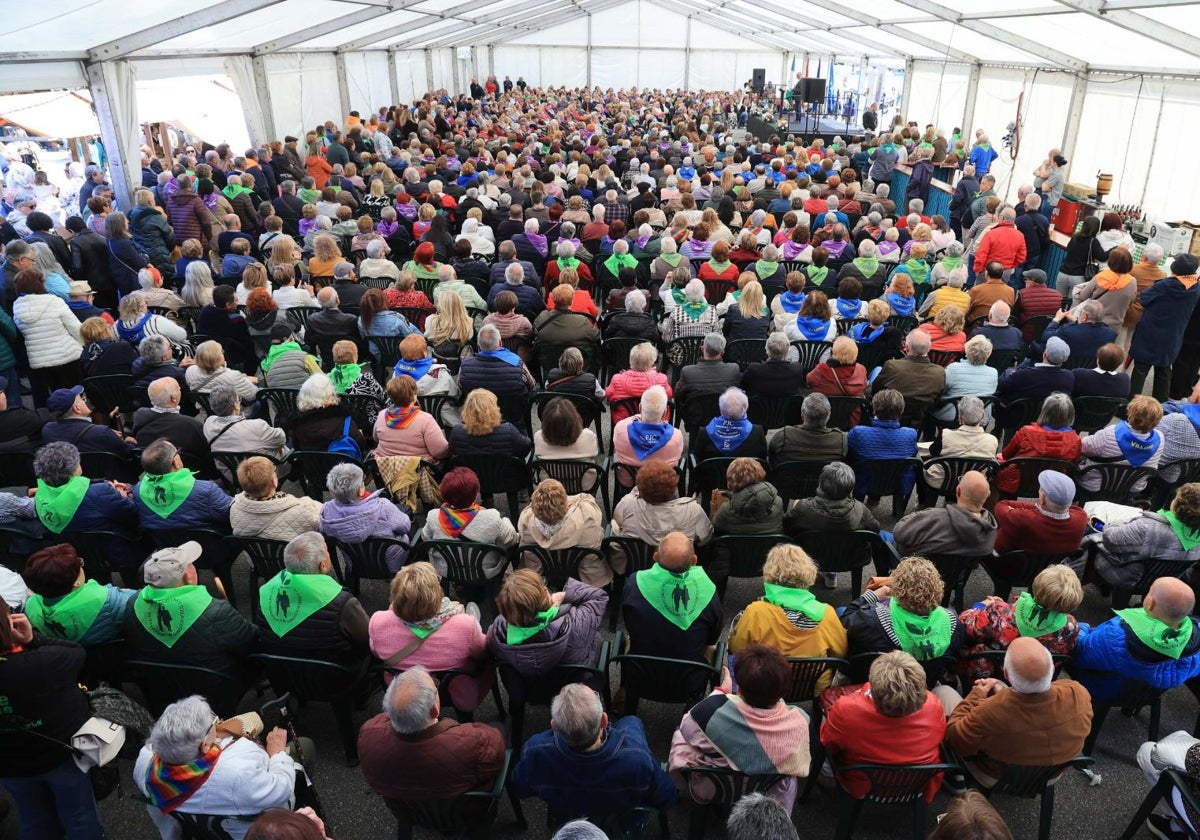Los socios de la FAMPA abarrotaron la carpa levantada en el puerto de Cudillero.