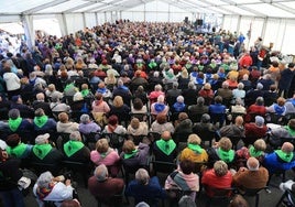 Los socios de la FAMPA abarrotaron la carpa levantada en el puerto de Cudillero.