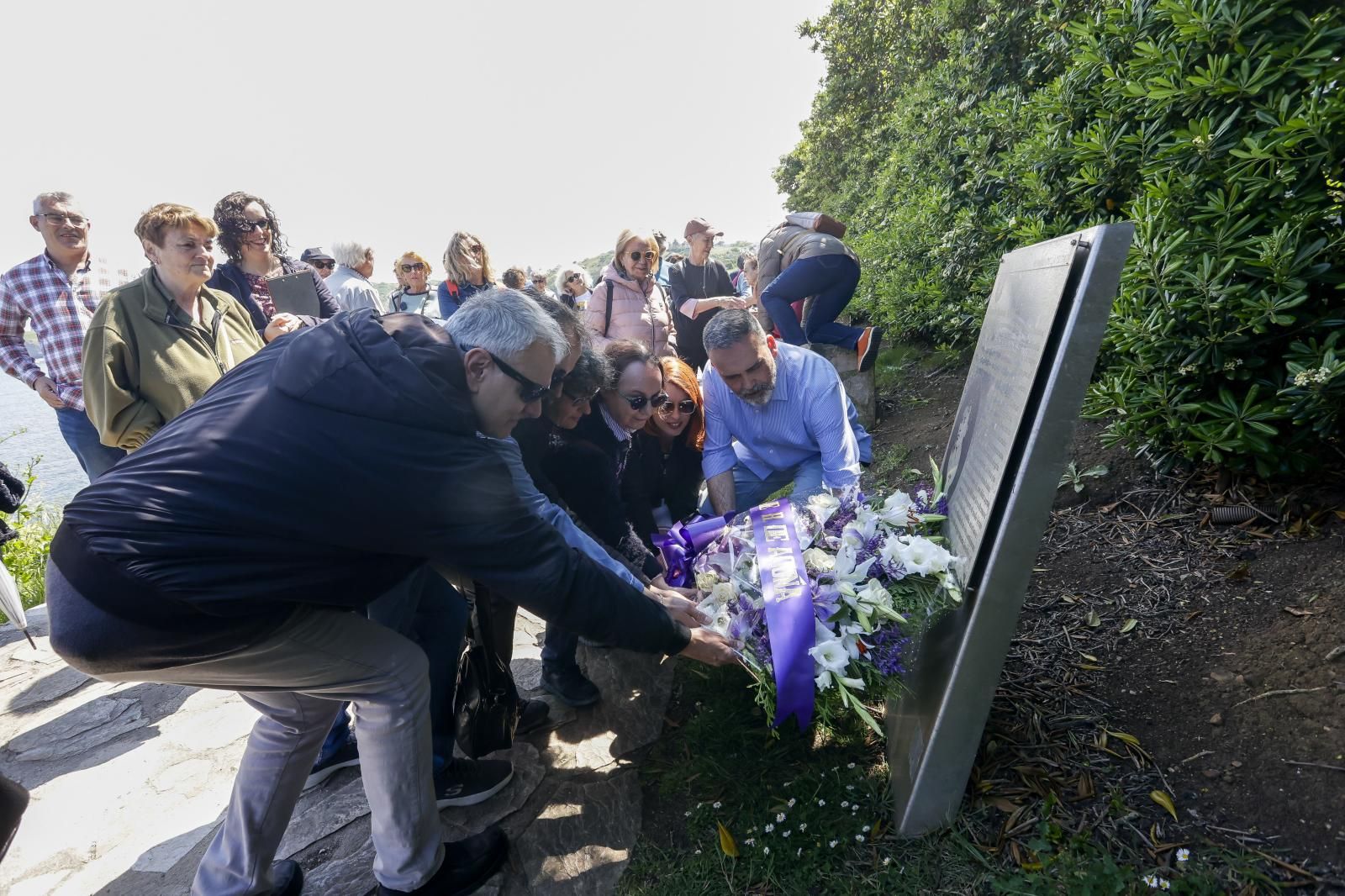 Ofrenda floral en recuerdo a la escritora Rosario de Acuña