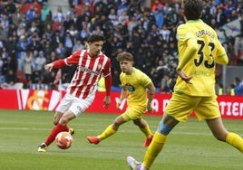 Nico Serrano conduce el balón.