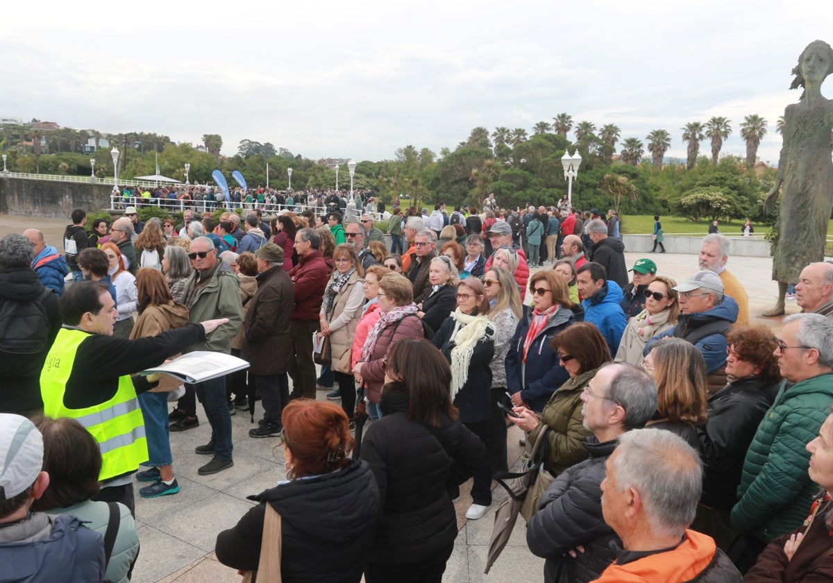 Participantes en 'Geolodía 2025' escuchan la explicación del geólogo Luis Miguel Terente.