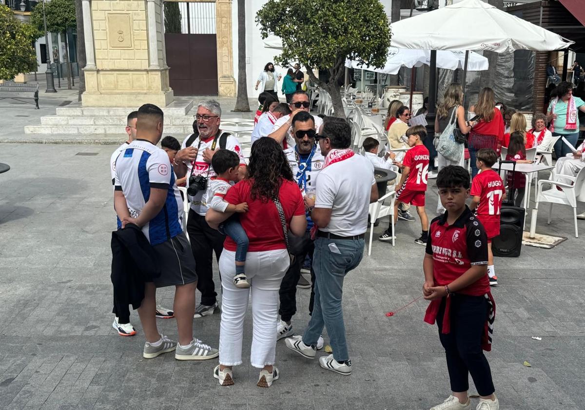 Imagen principal - La afición del Real Avilés se hace notar en las calles de Lebrija