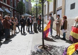 El acto en recuerdo a los profesores de la Segunda República se realizó ante el colegio Jovellanos
