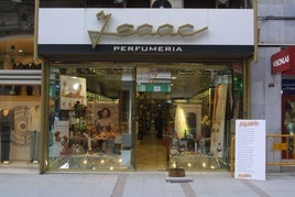 Fachada de una de las perfumerías Isaac de Gijón