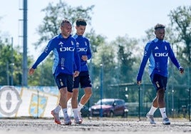 Alemao, Santi Cazorla, Chaira y Hassan caminan por las instalaciones de El Requexon camino del entrenamiento.