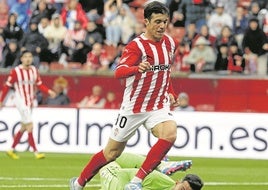 Nacho Méndez, tras un gran servicio de Gelabert, supera con facilidad al guardameta Helton.