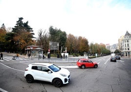 Tráfico en los alrededores de la plaza de La Escandalera de Oviedo.