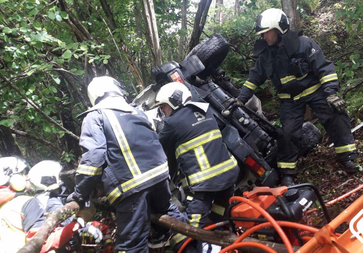 Tres heridos, uno de ellos menor, tras caer con el coche 20 metros por un terraplén en Sobrescobio