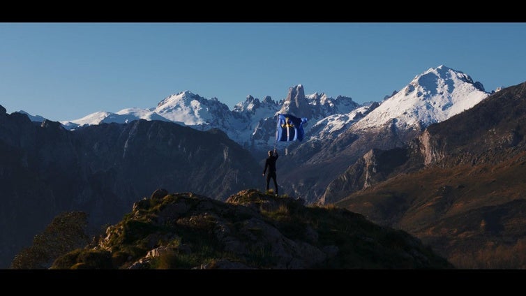 En lo alto, ondea la bandera que da inicio al vídeo de la campaña del Gobierno regional.