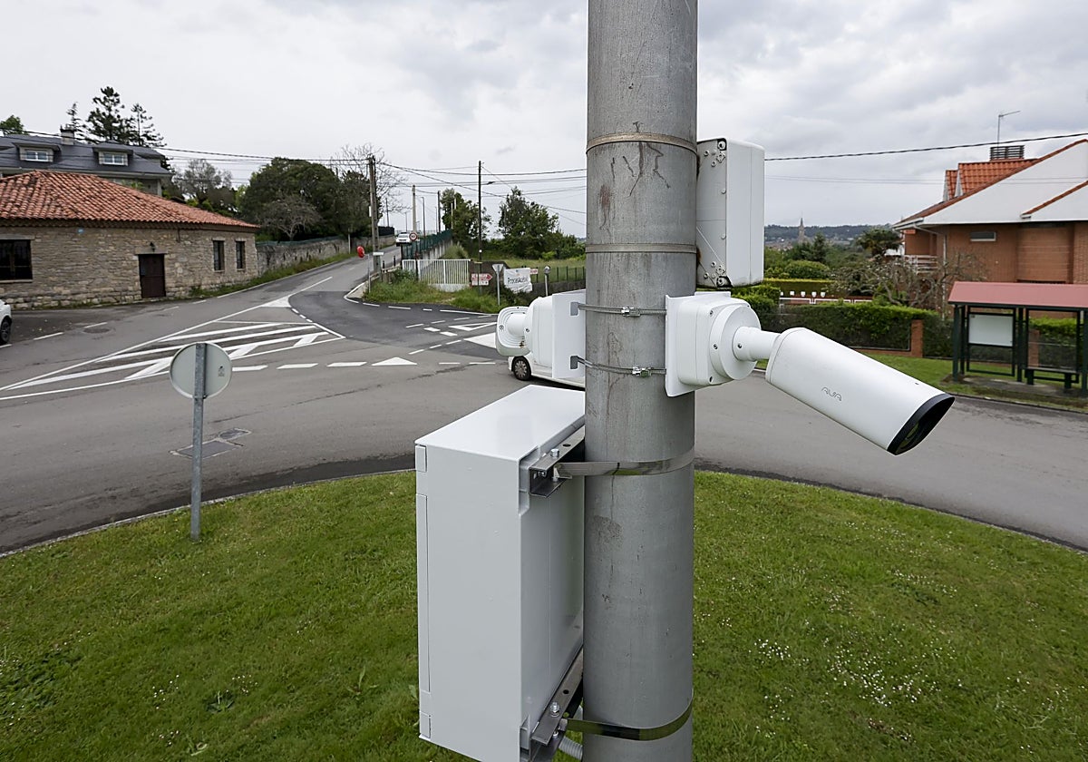 Cámaras instaladas en la plaza del Curullu, en la parroquia gijonesa de Castiello.