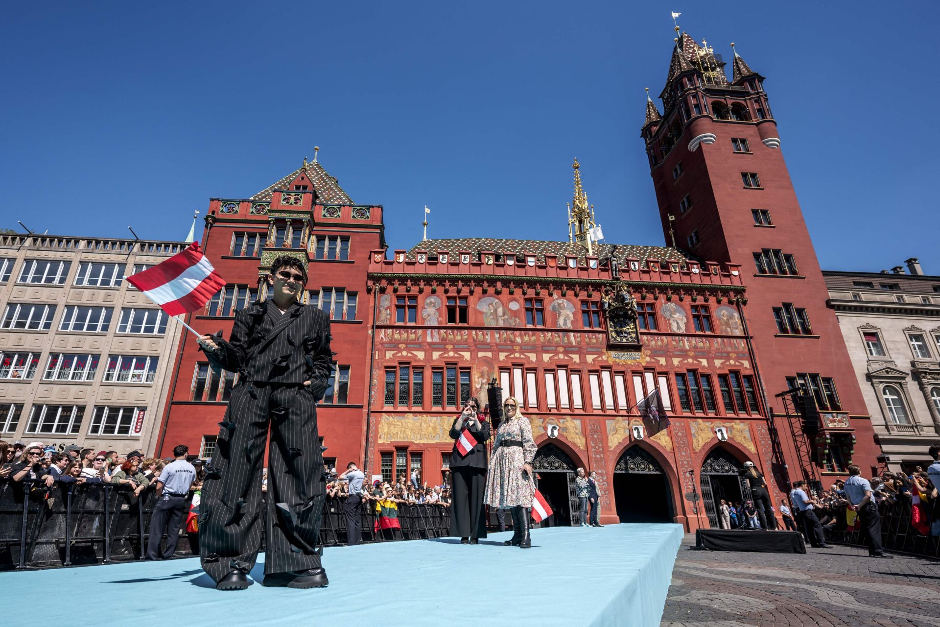 Fotos: Melody y el resto de participantes en Eurovisión 2025, en la alfombra turquesa del festival