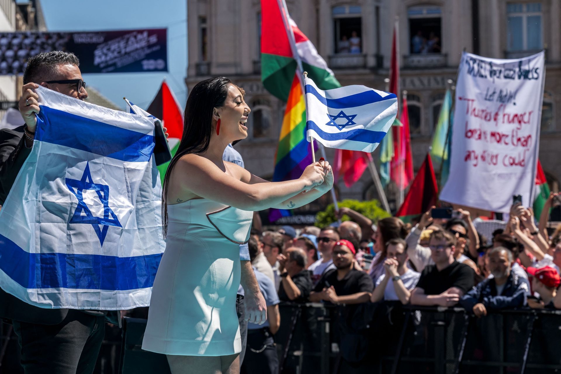 Fotos: Melody y el resto de participantes en Eurovisión 2025, en la alfombra turquesa del festival