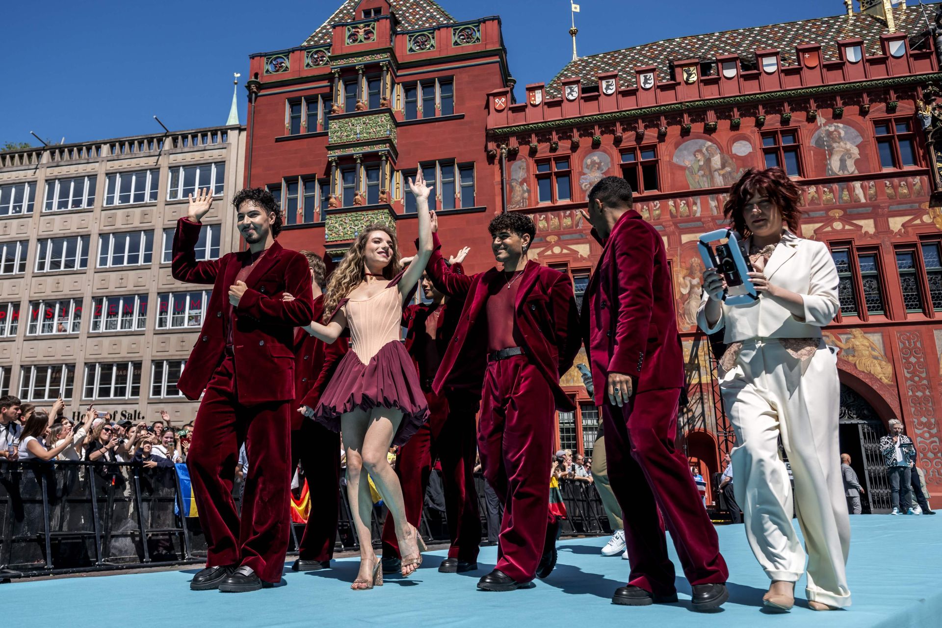 Fotos: Melody y el resto de participantes en Eurovisión 2025, en la alfombra turquesa del festival