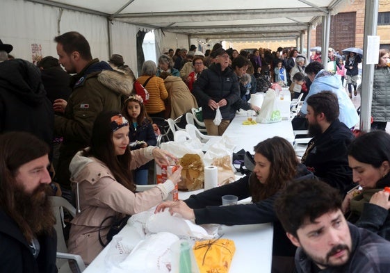 El Oviedo Antiguo se atecha como puede para comer en la calle