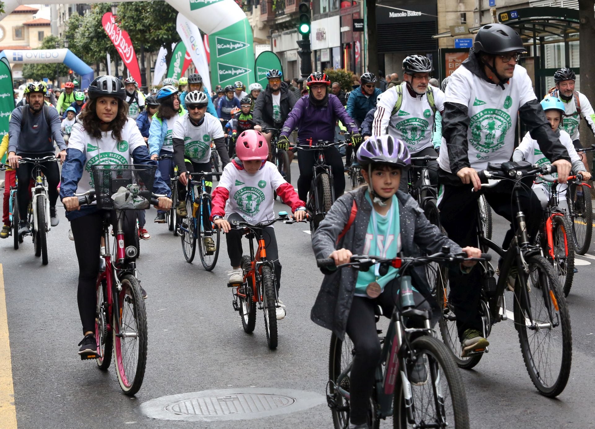 Oviedo celebra a pedaladas la Fiesta de la Bicicleta