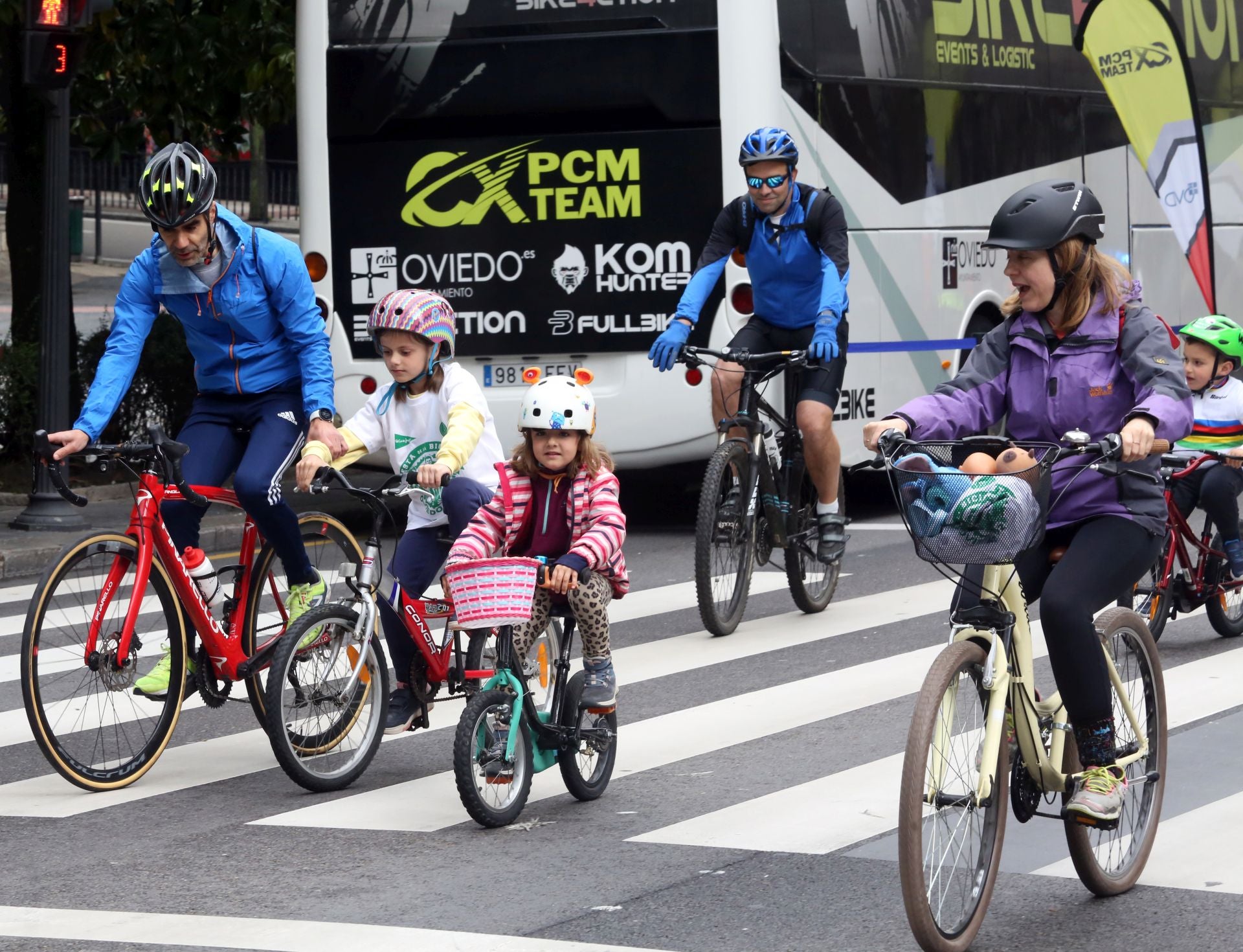 Oviedo celebra a pedaladas la Fiesta de la Bicicleta