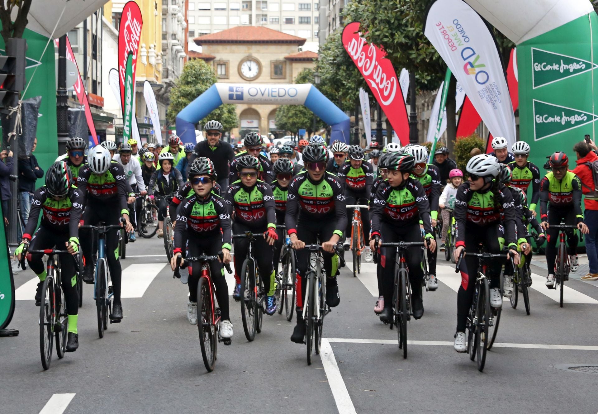 Oviedo celebra a pedaladas la Fiesta de la Bicicleta