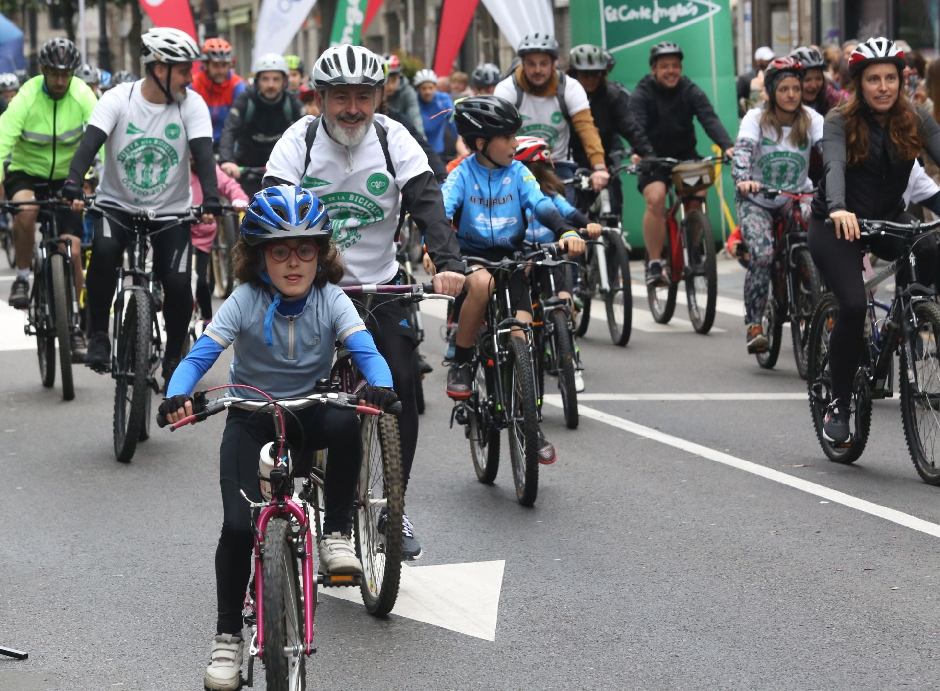 Oviedo celebra a pedaladas la Fiesta de la Bicicleta