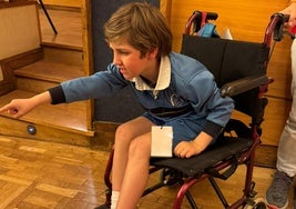 Javier, en silla de ruedas, porque ya le cuesta caminar.