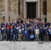 Los antiguos alumnos de la Laboral junto a sus mujeres.