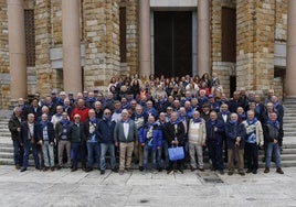 Los antiguos alumnos de la Laboral junto a sus mujeres.