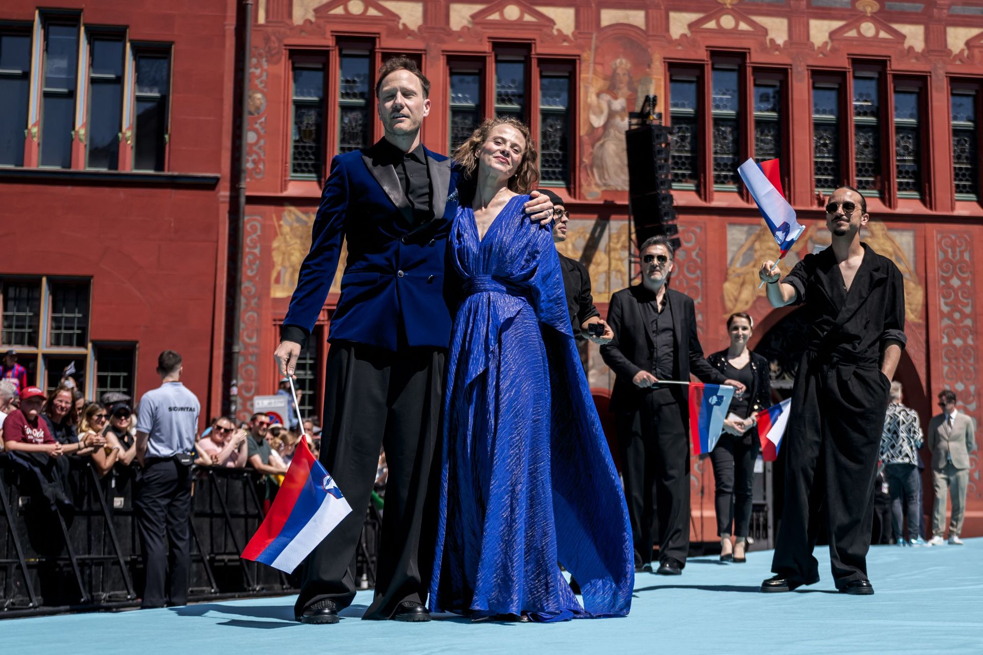 Fotos: Melody y el resto de participantes en Eurovisión 2025, en la alfombra turquesa del festival