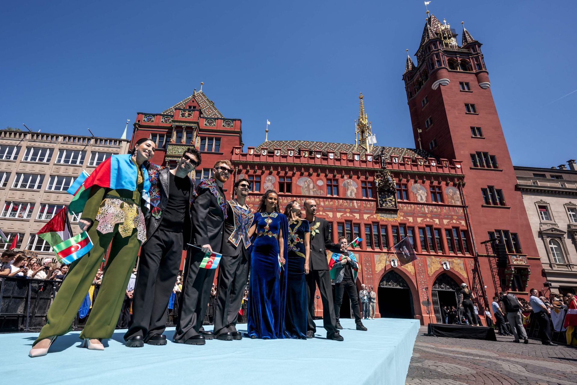 Fotos: Melody y el resto de participantes en Eurovisión 2025, en la alfombra turquesa del festival