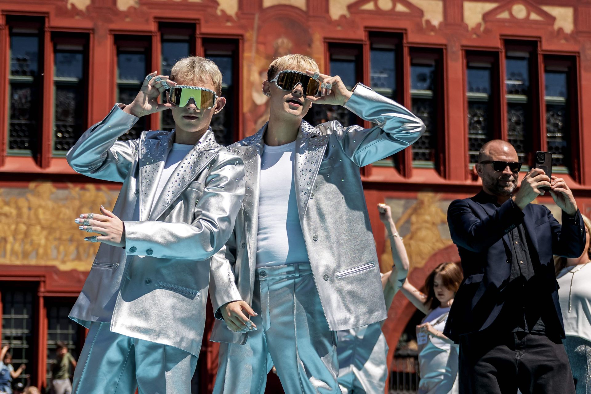 Fotos: Melody y el resto de participantes en Eurovisión 2025, en la alfombra turquesa del festival