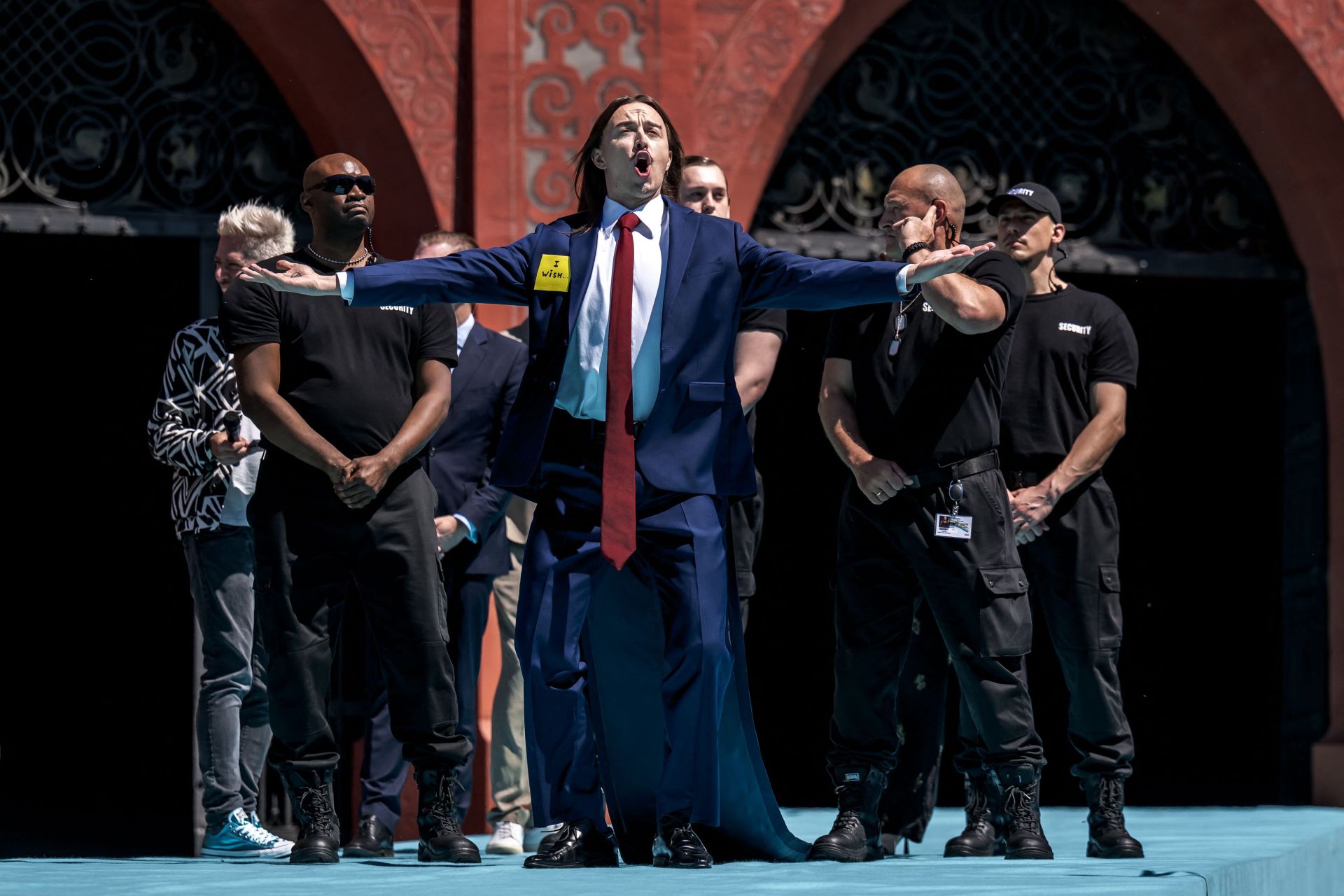 Fotos: Melody y el resto de participantes en Eurovisión 2025, en la alfombra turquesa del festival