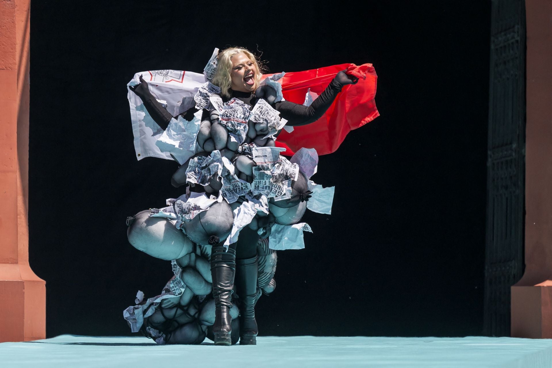 Fotos: Melody y el resto de participantes en Eurovisión 2025, en la alfombra turquesa del festival