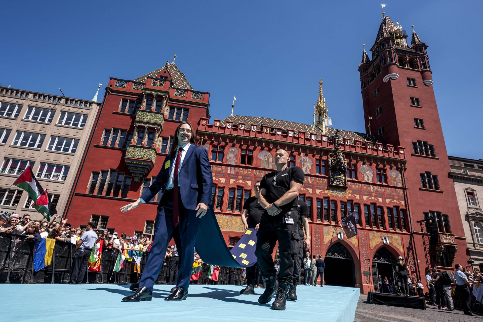 Fotos: Melody y el resto de participantes en Eurovisión 2025, en la alfombra turquesa del festival