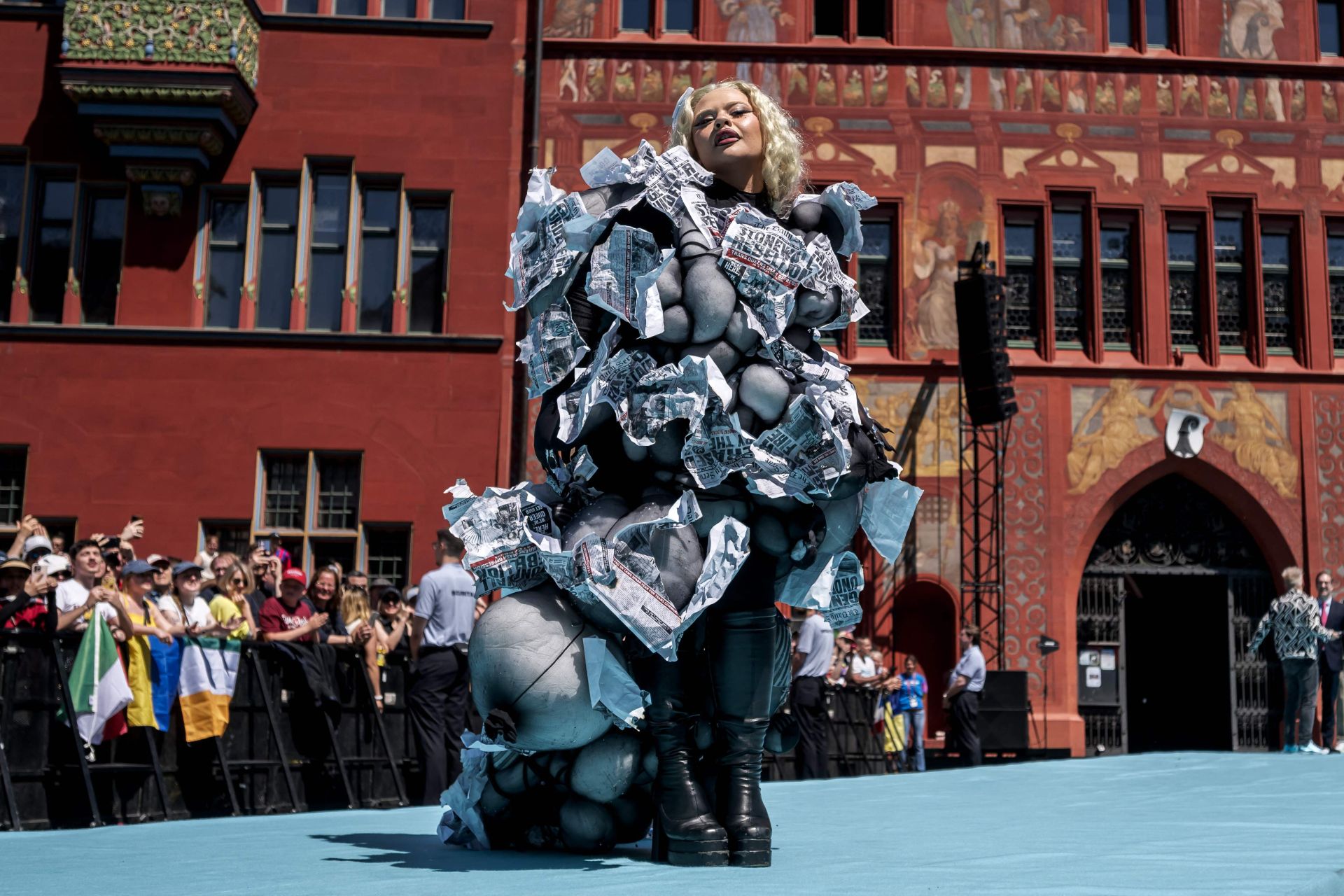 Fotos: Melody y el resto de participantes en Eurovisión 2025, en la alfombra turquesa del festival